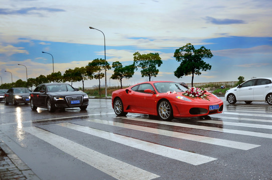 公路上的豪華婚車
