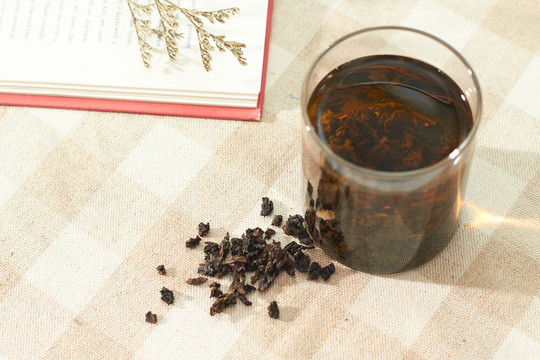 泡好的油切黑烏龍茶