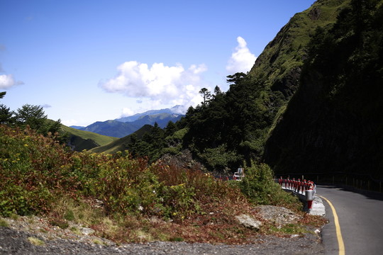 大山風(fēng)景  藍(lán)天白云