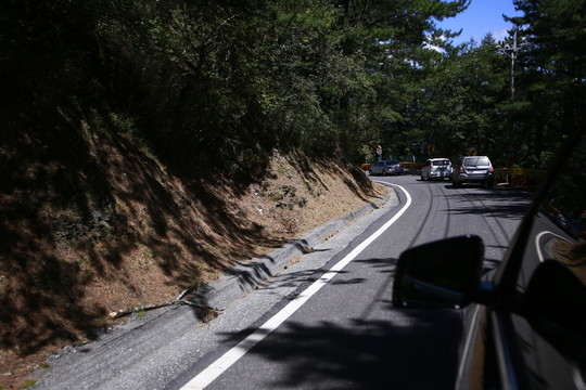 山間柏油路