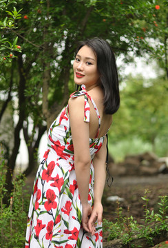 穿著吊帶花裙的美女寫(xiě)真
