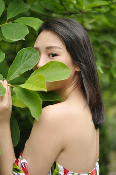 綠葉半遮面的女人