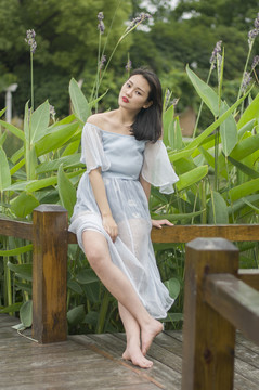 公園里的長發(fā)美女