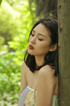憂郁神情的女人