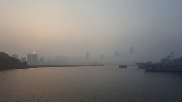 下霧的青島