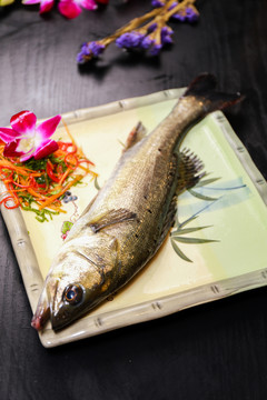 鮮活鱸魚