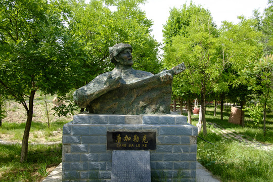 唐加勒克雕像