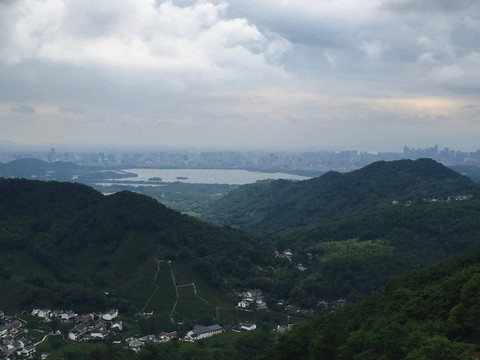 龍井村遠(yuǎn)眺西湖