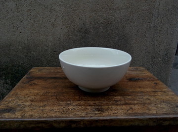 木凳 水泥墻壁 碗