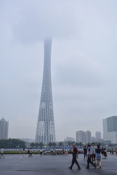 霧天的廣州塔