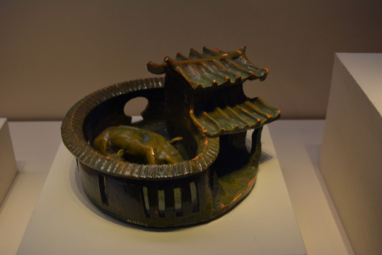 東漢綠釉陶豬圈