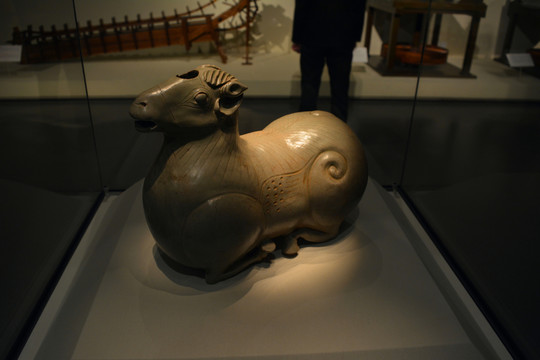 三國(guó)青瓷羊形燭臺(tái)