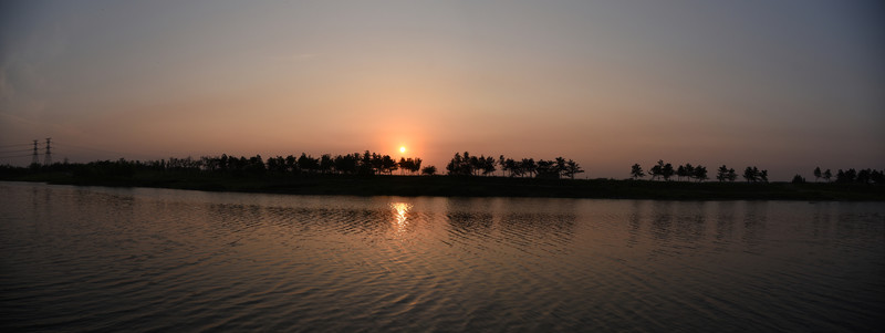 河岸夕陽風光
