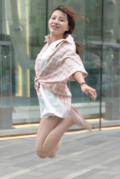 跳躍起來的女孩