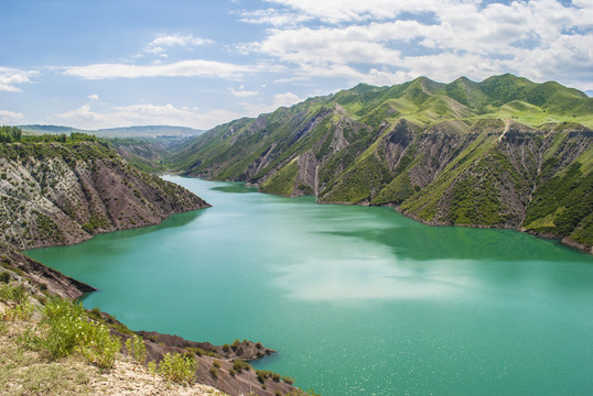 新疆高山湖泊