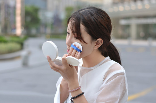 正在補(bǔ)妝的美女