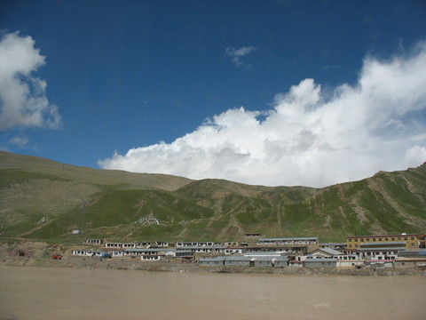 對岸的村鎮(zhèn)