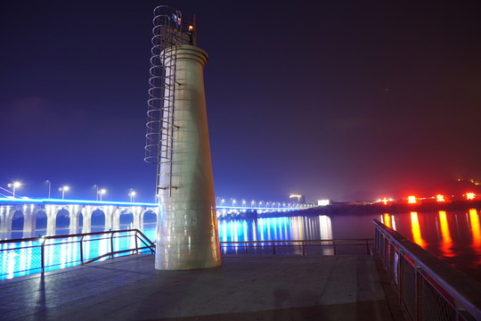 遠(yuǎn)方燈塔夜景