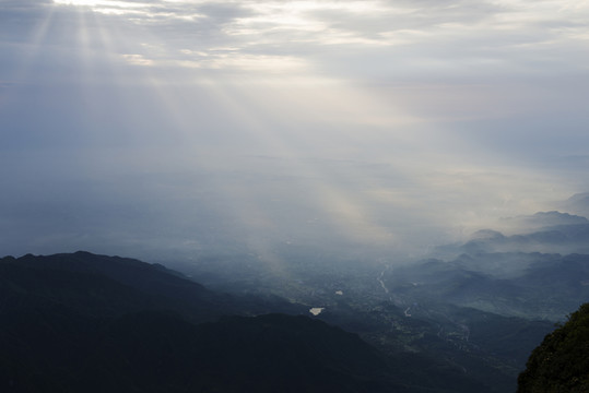 四川峨眉山光照大地