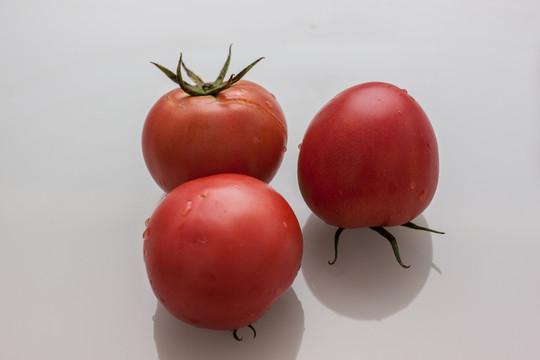 3個(gè)新鮮西紅柿