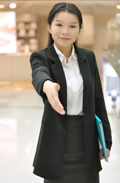伸手過來握手的女白領(lǐng)