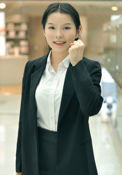 做加油鼓勵(lì)手勢(shì)的女白領(lǐng)