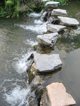 山澗小石路