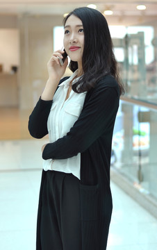使用手機(jī)通話的時(shí)尚美女
