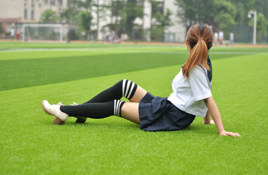 校園操場上的女學(xué)生