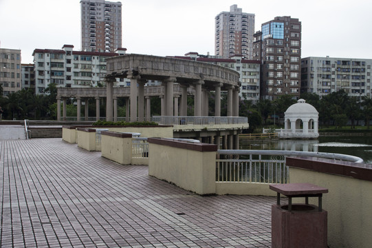 人民廣場公園湖邊觀景亭