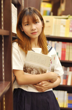 圖書(shū)館里的女生