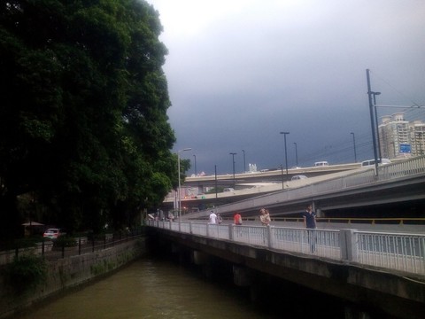 暴雨來襲