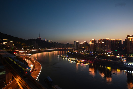 重慶夜景嘉陵江旁的輕軌二號(hào)線