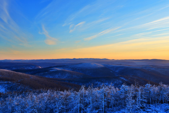 山巒雪林暮色