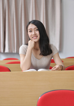 教室里的美女大學生