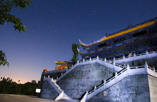 古建筑星空