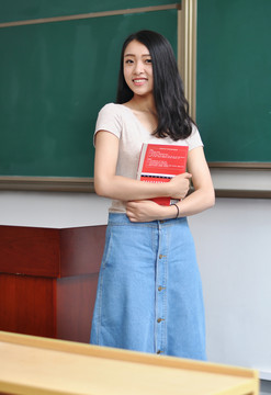 教室講臺前的美女大學(xué)生