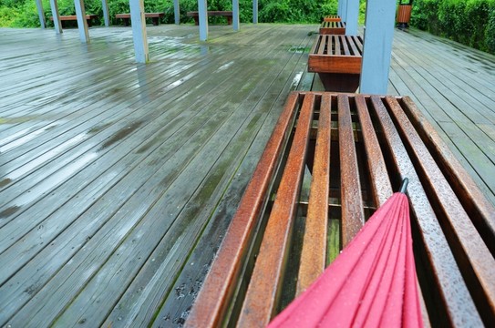 躲雨 長椅上放了一把雨傘