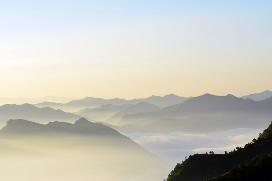 遠(yuǎn)山云海