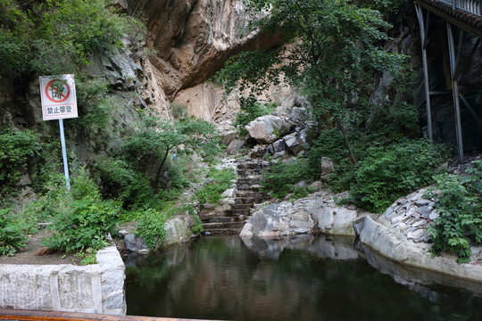 山澗石路