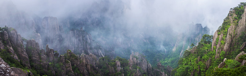 云霧繚繞的黃山谷底