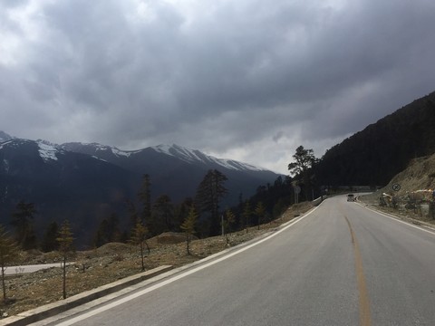 遠(yuǎn)眺梅里雪山