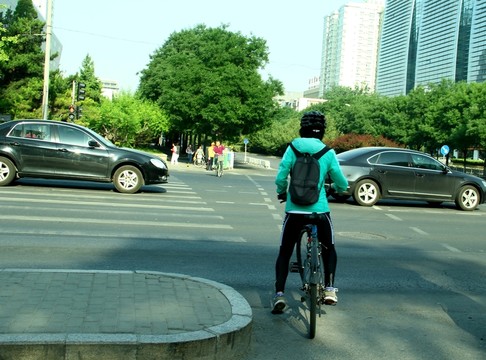 騎車的人