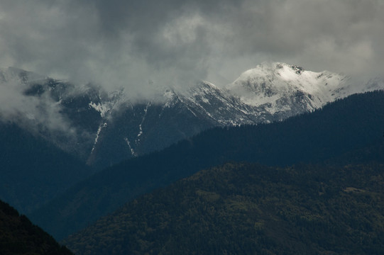高原雪山云雨
