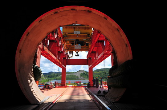 藍(lán)天白云 核電建設(shè)工地 機械