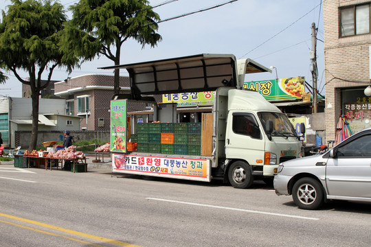 韓國街頭的水果販賣車