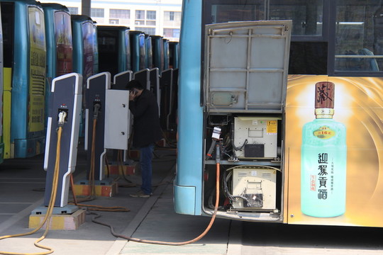 電動(dòng)公交車充電