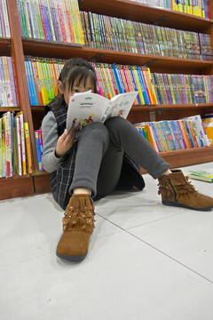 在書店閱讀看書的女孩