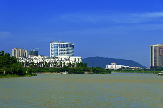 城市水邊建筑