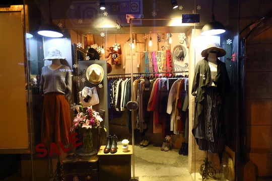 女裝店陳列櫥窗